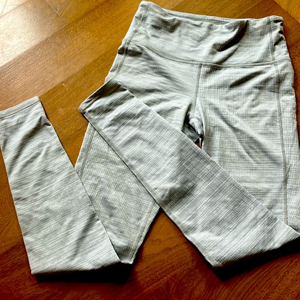 Athleta Snow White and silver leggings size small ❄️🩵